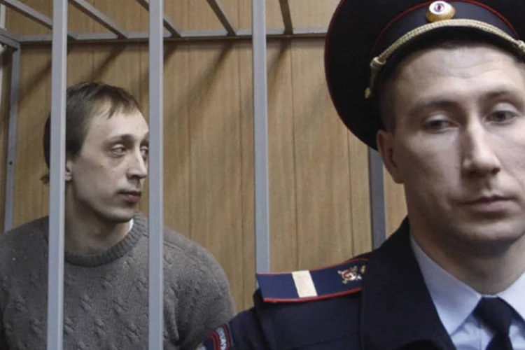 Dançarino Pavel Dmitrichenko preso antes da audiência em Moscou, na Rússia (Maxim Shemetov/Reuters)