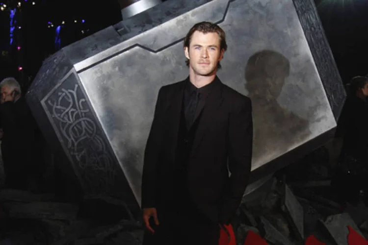 Ator Chris Hemsworth chega para a pré-estreia mundial de "Thor - O Mundo Sombrio" na Leicester Square, em Londres (Luke MacGregor/Reuters)
