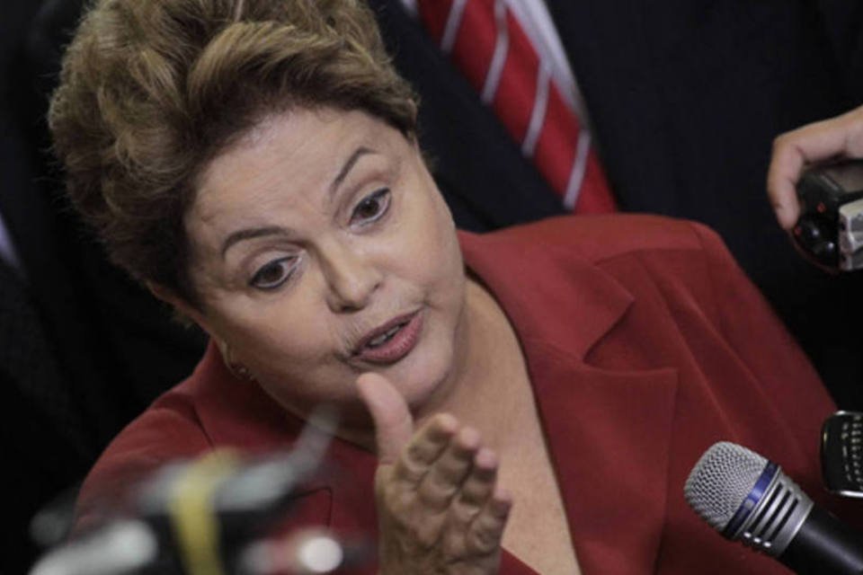 Dilma admite pelo Twitter que Brasil sente crise externa