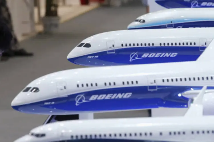 Miniaturas do Boeing 787 Dreamliner: para-brisa trincou quando o voo vindo de Nova Délhi pousava no aeroporto de Melbourne no domingo (Kim Kyung-Hoon/Reuters)