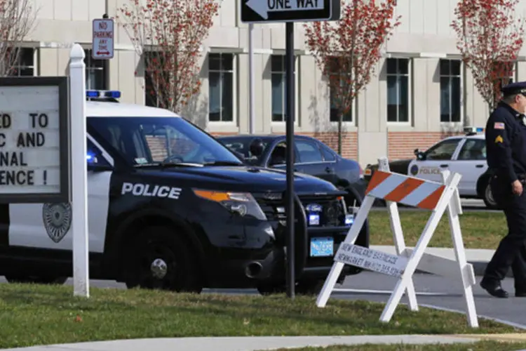 Polícia em colégio em Boston: polícia encontrou no bosque o corpo de Colleen Ritzer, de 24 anos, professora da Danvers High School, depois de achar sangue em um banheiro (Bian Snyder/Reuters)