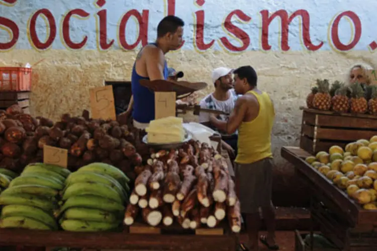 Vendedor aguarda consumidor em sua venda em Havana, Cuba (Desmond Boylan/Reuters)