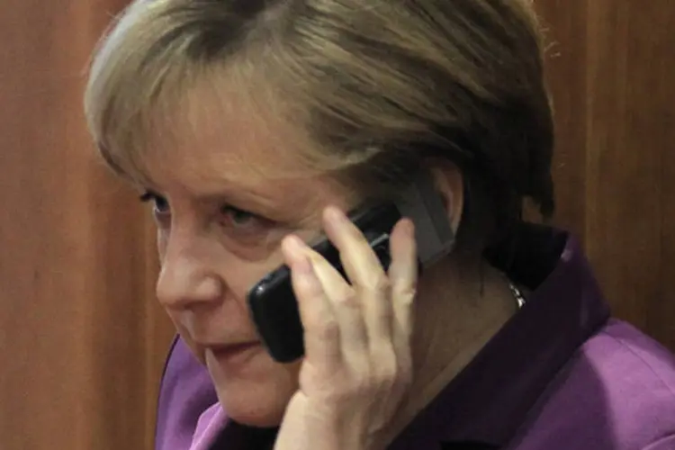 
	Chanceler alem&atilde;, Angela Merkel, com celular: revela&ccedil;&otilde;es apontam que os EUA teriam &#39;grampeado&#39; um celular da chanceler alem&atilde;
 (Yves Herman/Reuters)