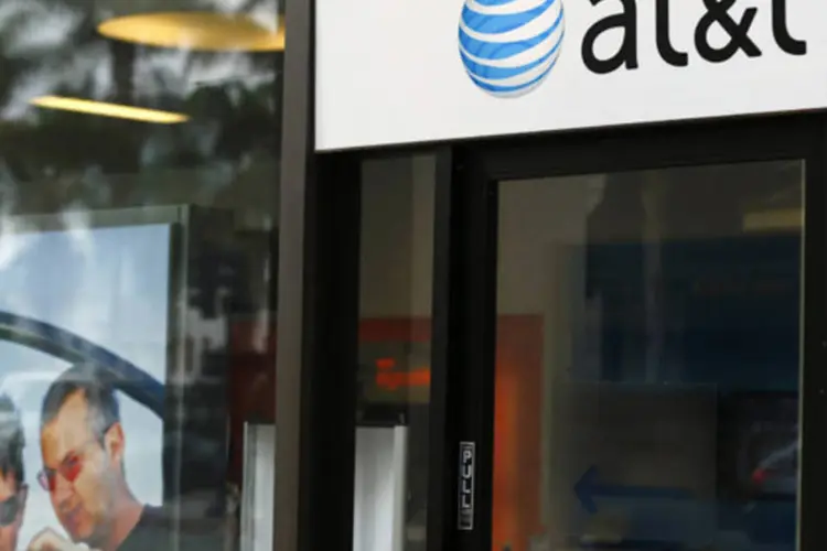 
	Loja da AT&amp;T em San Diego, Calif&oacute;rnia: receita da companhia subiu para 32,16 bilh&otilde;es de d&oacute;lares no trimestre
 (Mike Blake/Reuters)