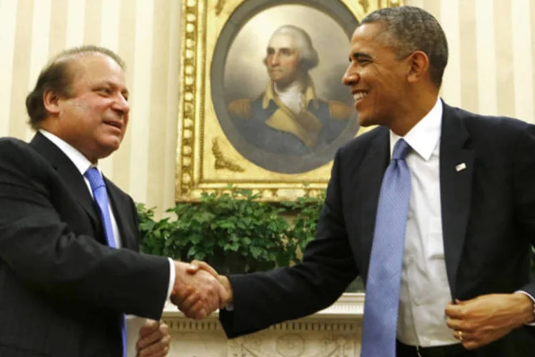 Presidente dos Estados Unidos, Barack Obama, cumprimento o primeiro-ministro do Paquistão, Nawaz Sharif, na Casa Branca (.)