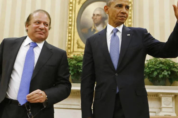 Presidente dos Estados Unidos, Barack Obama, acena após encontro com o primeiro-ministro do Paquistão, Nawaz Sharif, na Casa Branca (Larry Downing/Reuters)