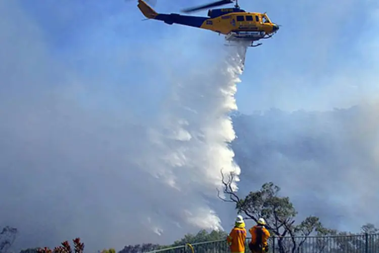 Incêndio na Austrália: as chamas, que já queimaram mais de 120 mil hectares de terreno e causaram a morte de duas pessoas, persistem em 57 pontos de Nova Gales do Sul (REUTERS/John McKinlay)