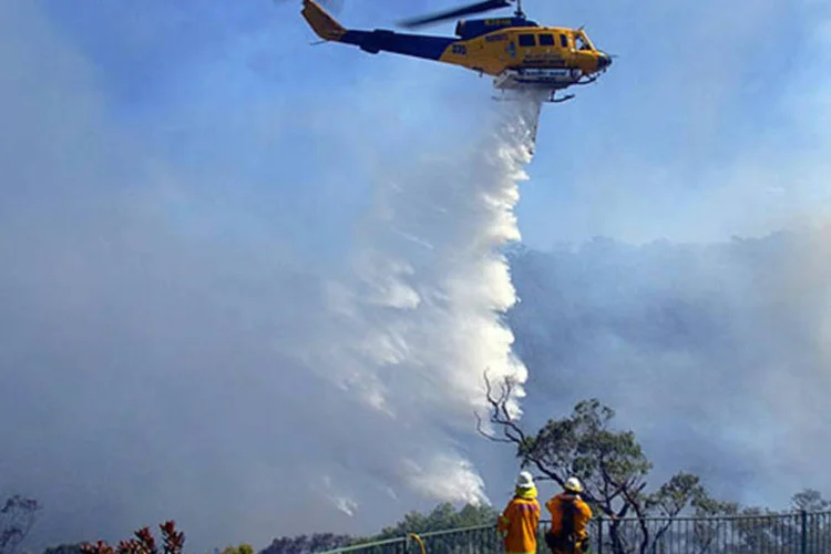 Incêndio na Austrália: as chamas, que já queimaram mais de 120 mil hectares de terreno e causaram a morte de duas pessoas, persistem em 57 pontos de Nova Gales do Sul (REUTERS/John McKinlay)