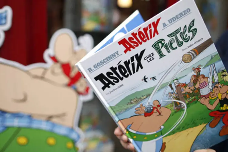 Mulher posa com exemplar da nova HQ "Asterix e os Pictos", o primeiro da série sem o desenhista Uderzo (Benoit Tessier/Reuters)