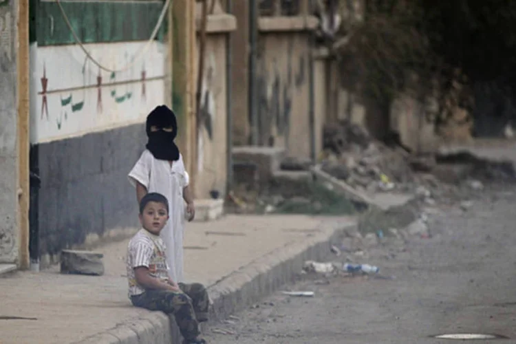 
	Crian&ccedil;as na rua na S&iacute;ria: h&aacute; cerca de duas semanas a S&iacute;ria deu permiss&atilde;o para a opera&ccedil;&atilde;o da ONU atrav&eacute;s da fronteira do Iraque at&eacute; &aacute;reas curdas s&iacute;rias na prov&iacute;ncia de Hassakeh
 (Khalil Ashawi/Reuters)