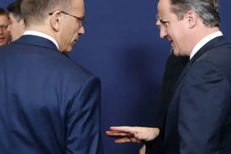 Enrico Letta conversa com o britânico David Cameron durante encontro com os líderes da União Europeia em Bruxelas, Bélgica (Francois Lenoir/Reuters)