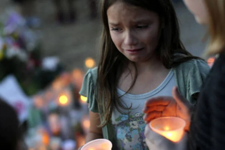 
	Garota chora a morte do amigo Andy Lopez, de 13 anos: Andy carregava arma de brinquedo e foi morto por policiais que acreditaram que arma era de verdade&nbsp;
 (REUTERS/Robert Galbraith)