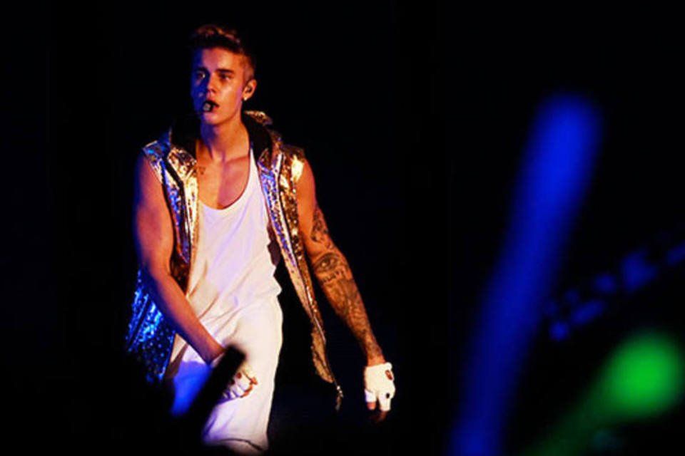 Bieber encerra antes show em SP após jogarem garrafa nele
