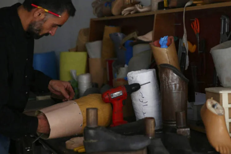 
	Homem trabalha na constru&ccedil;&atilde;o de uma pr&oacute;tese: caso sejam condenadas, as empresas poder&atilde;o pagar multas de at&eacute; 20% do valor de seu faturamento
 (Bassam Khabieh/Reuters)