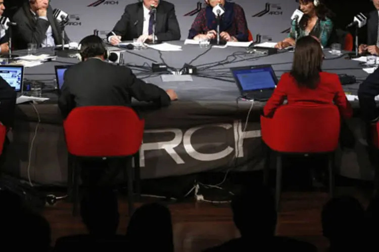 Candidatos à eleição presidencial do Chile durante debate ao vivo em Santiago (Ivan Alvarado/Reuters)