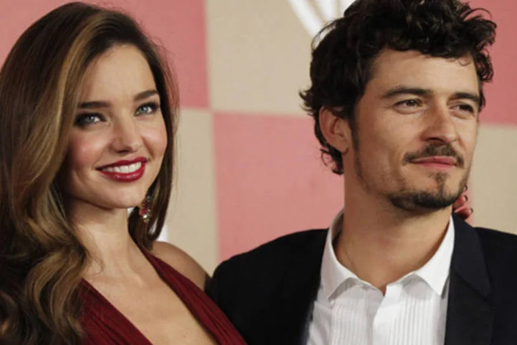 Ator Orlando Bloom e a modelo Miranda Kerr posam para foto na festa pós-premiação do 70º Globo de Ouro, em Beverly Hills (Mario Anzuoni/Reuters)