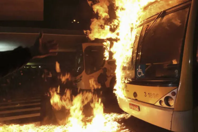 Ônibus pegando fogo após manifestação pelo passe livre no Terminal Dom Pedro II, em São Paulo (Nacho Doce/Reuters)