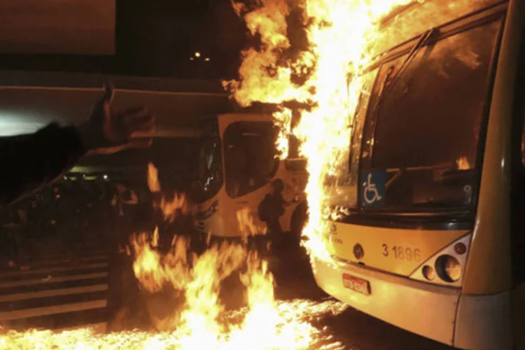 Ônibus pegando fogo após manifestação pelo passe livre no Terminal Dom Pedro II, em São Paulo (Nacho Doce/Reuters)