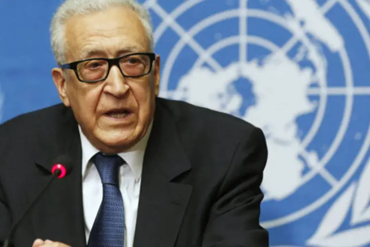 Representante especial da ONU Lakhdar Brahimi faz pronunciamento na sede da ONU em Genebra, Suíça (Larry Downing/Reuters)