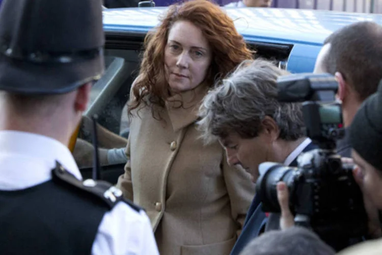 Rebekah Brooks, ex-editora do News of the World, chega com seu marido ao tribunal Old Bailey em Londres, Inglaterra (Neil Hall/Reuters)
