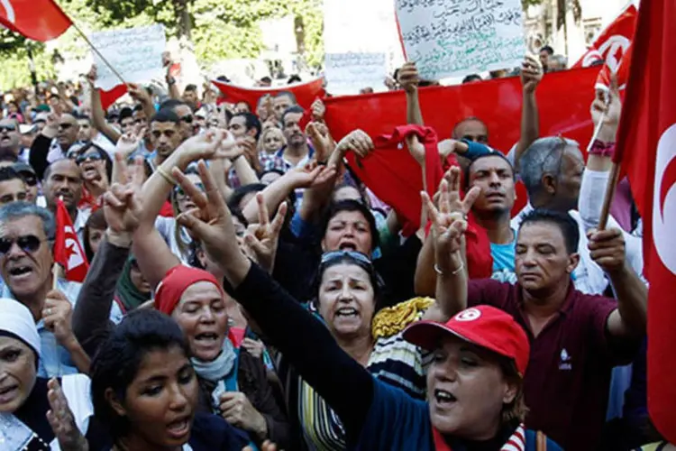 
	Tunisianos protestam: as autoridades do pa&iacute;s t&ecirc;m renovado o estado de emerg&ecirc;ncia desde o levante, no ano passado, que derrubou o ditador Zine El Abidine Ali (REUTERS/Zoubeir Souissi)