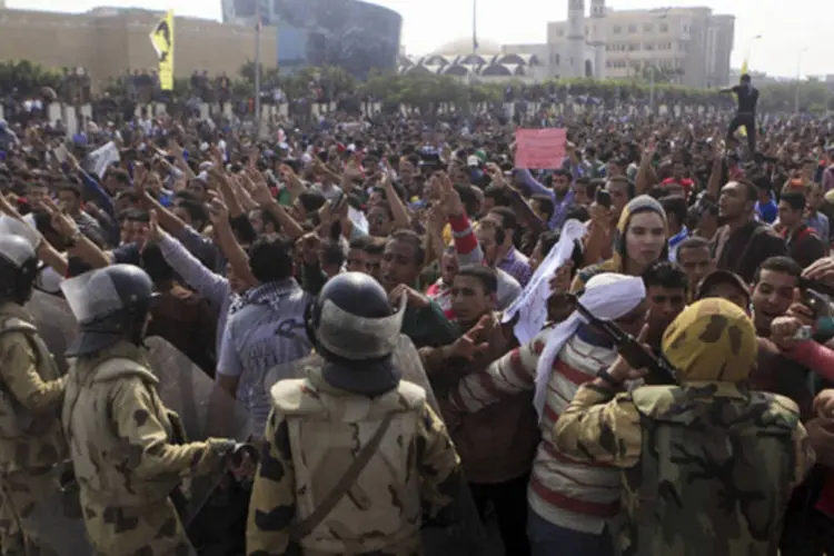 Protestos no Egito: estudantes quebraram vidros, arremessaram cadeiras e picharam as paredes de um prédio administrativo (Amr Abdallah Dalsh/Reuters)