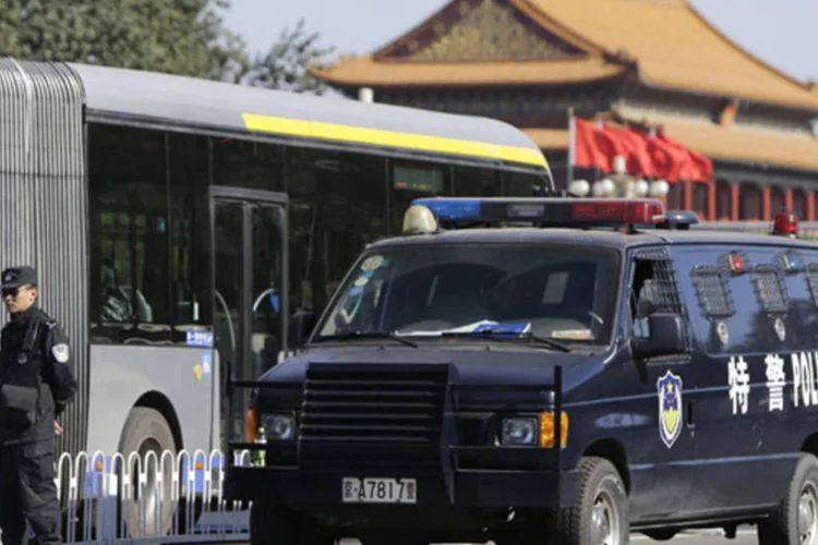 Carro da polícia: polícia de Pequim disse que estava buscando informações sobre dois suspeitos da região de Xinjiang, por ligação com um "incidente importante" (Jason Lee/Reuters)