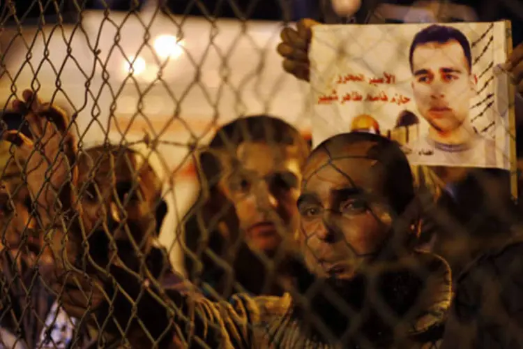 Palestinos aguardam a libertação de prisioneiros de Israel no fronteira de Erez, no norte da faixa de Gaza (Suhaib Salem/Reuters)