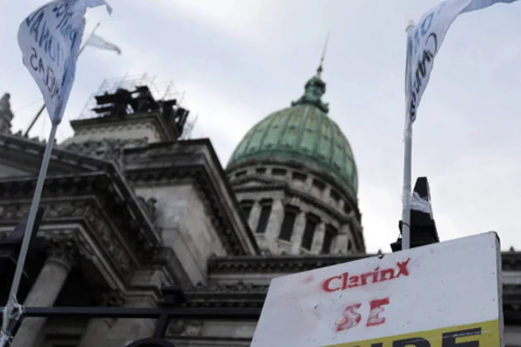 
	Manifestantes em protesto contra o Clar&iacute;n: o pa&iacute;s aprovou lei para limitar a quantidade de licen&ccedil;as nas m&atilde;os de uma mesma companhia
 (Enrique Marcarian/Reuters)
