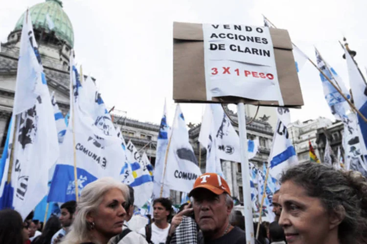 Manifestantes pro-governo durante protesto contra o Clarín em frente ao congresso argentino, em Buenos Aires (Enrique Marcarian/Reuters)