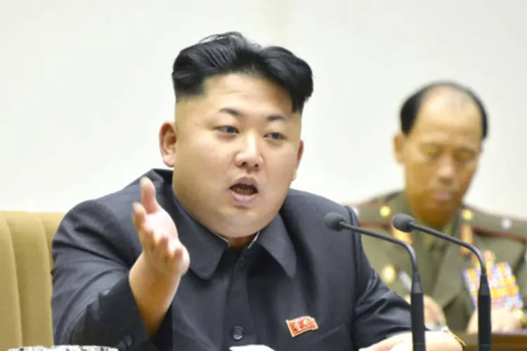 
	Kim Jong Un:&nbsp;no cartaz, Kim aparece com a legenda: &quot;Penteado ruim? 15% de desconto em todos os cortes de cabelo para homens durante o m&ecirc;s de abril&quot;
 (Reuters)