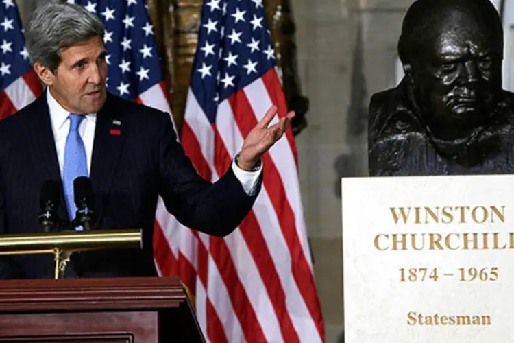 O secretário de Estado americano, John Kerry, durante cerimônia de inauguração do busto do ex-premiê britânico Winston Churchill (REUTERS/Gary Cameron)