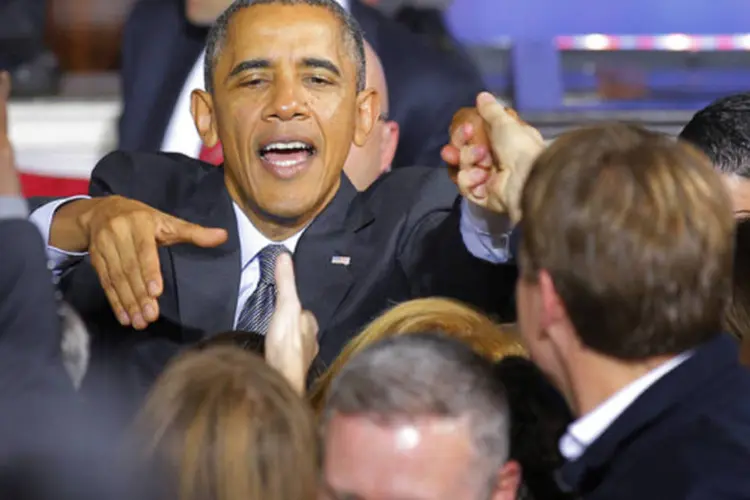 
	Barack Obama cumprimenta membros de audi&ecirc;ncia depois de falar sobre a lei de sa&uacute;de, conhecida como Obamacare, no Faneuil Hall, Boston
 (Brian Snyder/Reuters)
