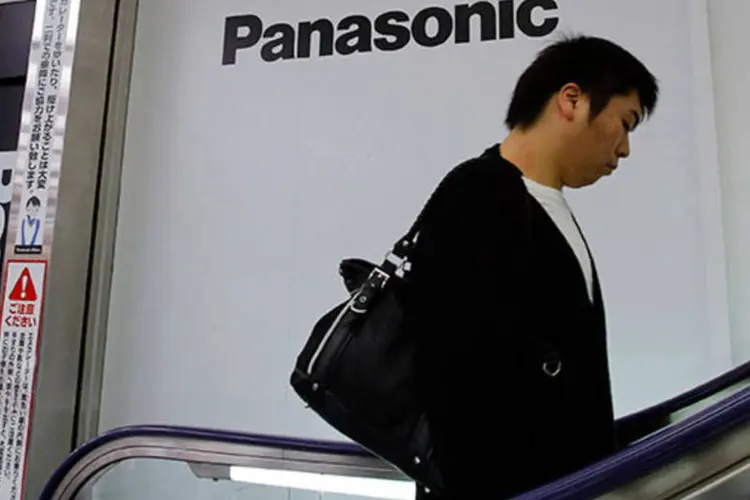 
	Homem passa por logo da Panasonic:a empresa responder&aacute; por metade do investimento na cidade sustent&aacute;vel
 (REUTERS/Toru Hanai)