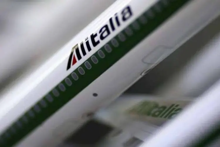 
	Modelos em escala de jatos da Alitalia em uma loja em Roma, na It&aacute;lia
 (Alessandro Bianchi/Reuters)
