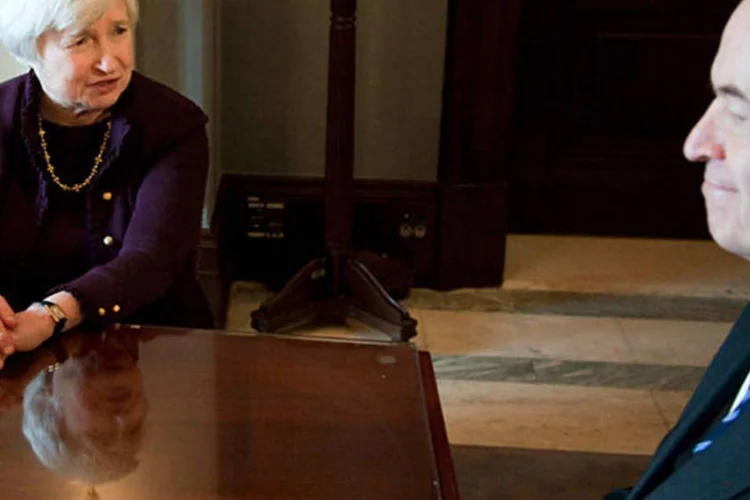 
	Janet Yellen (e) em encontro com o senador republicano Richard Shelby (d): desde a semana passada, Yellen est&aacute; conversando com senadores sobre o comando o banco
 (REUTERS/Jonathan Ernst)