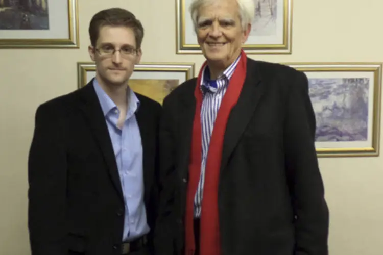 Parlamentar alemão Hans-Christian Stroebele com o ex-agente da NSA Edward Snowden após reunião em Moscou, na Rússia (Divulgação via Reuters)