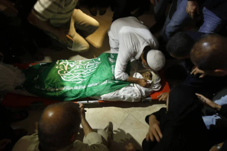 Parente de militante palestino chora sua morte: segundo militares, aeronaves atacaram um túnel utilizado por militantes para realizar ataques contra Israel (Suhaib Salem/Reuters)