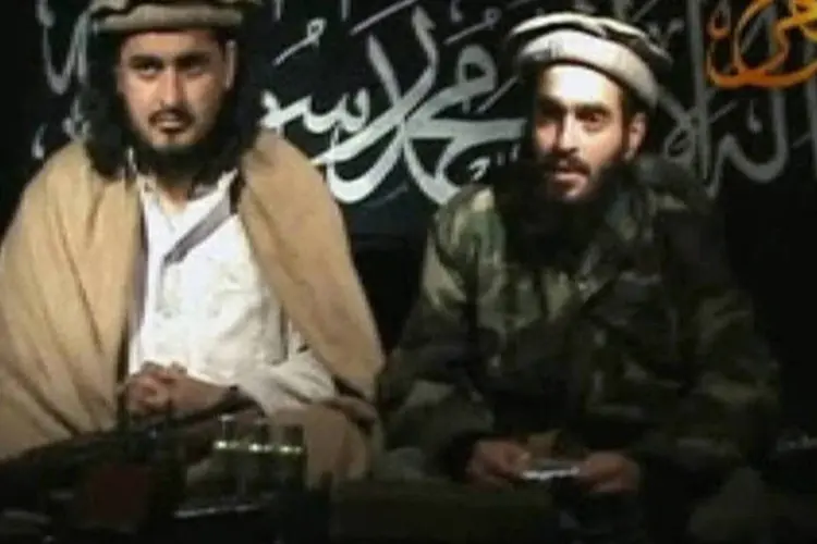 Hakimullah Mehsud (esquerda), líder do Taleban paquistanês, ao lado de um outro ativista durante a gravação de um vídeo divulgado em janeiro deste ano (Tehrik-i Taliban Pakistan via Reuters TV/Files)