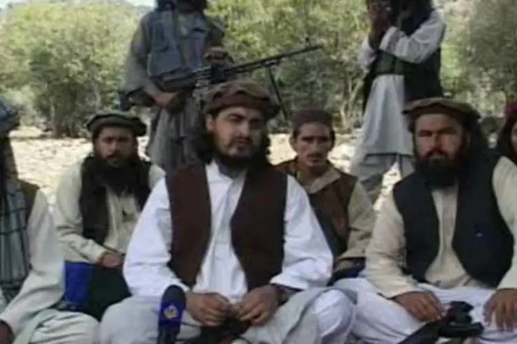 Hakimullah Mehsud, líder do Taliban paquistanês, sentado com outros militantes do grupo em Waziristan, em um vídeo divulgado em 2009 (Reuters TV/Files)