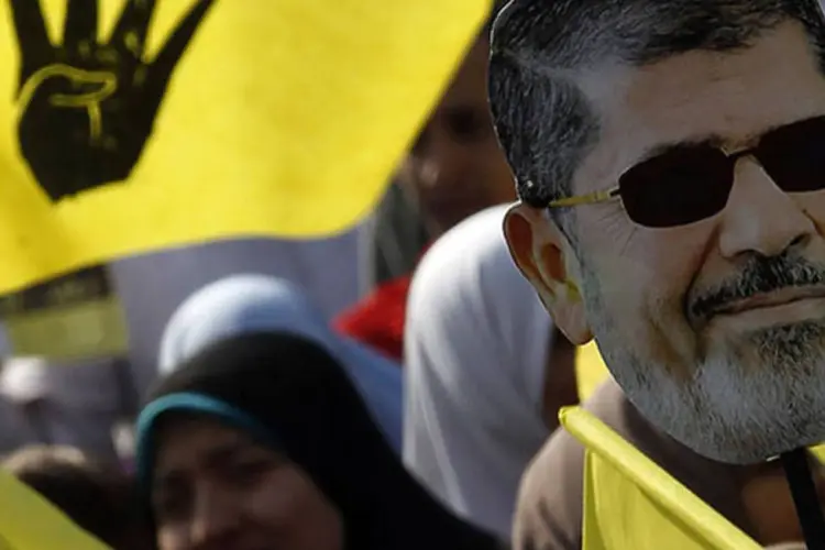 
	Apoiadores do presidente deposto do Egito, Mohammed Mursi, prostestam: o julgamento acontece em meio a uma atmosfera altamente carregada em uma na&ccedil;&atilde;o polarizada
 (REUTERS/Amr Abdallah Dalsh)