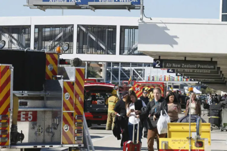 Agentes de segurança e ambulâncias socorrem feridos depois de um tiroteio em Los Angeles (Lucy Nicholson/Reuters)