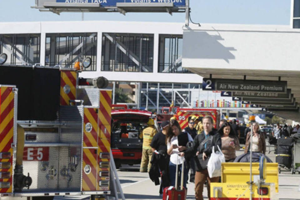 Agente morre em tiroteio no aeroporto de Los Angeles