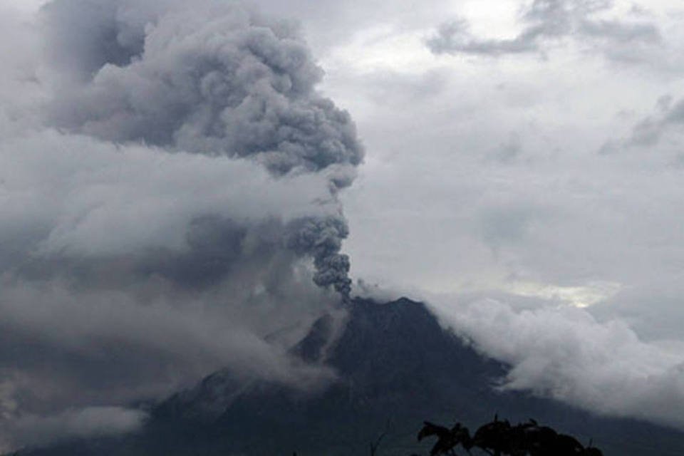 Dois vulcões entram em erupção na Indonésia