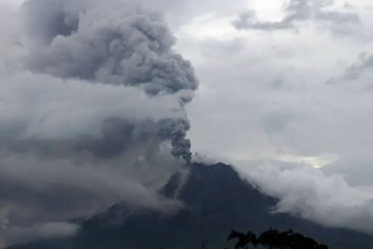 
	O vulc&atilde;o Sinabung &eacute; visto em erup&ccedil;&atilde;o: a Indon&eacute;sia est&aacute; localizada dentro do denominado Anel de Fogo do Pac&iacute;fico, uma zona de grande atividade s&iacute;smica e vulc&acirc;nica&nbsp;
 (REUTERS/Roni Bintang)