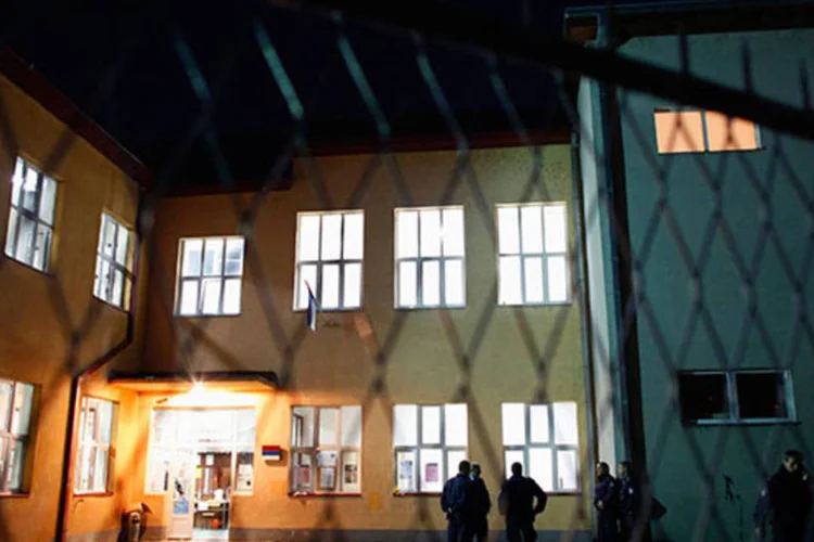 
	Pol&iacute;cia de Kosovo protege &aacute;rea em frente &agrave; se&ccedil;&atilde;o eleitoral da escola de Sveti Sava em Mitrovica: a pol&iacute;cia fechou a &aacute;rea duas horas antes do fim do pleito
 (REUTERS/Marko Djurica)