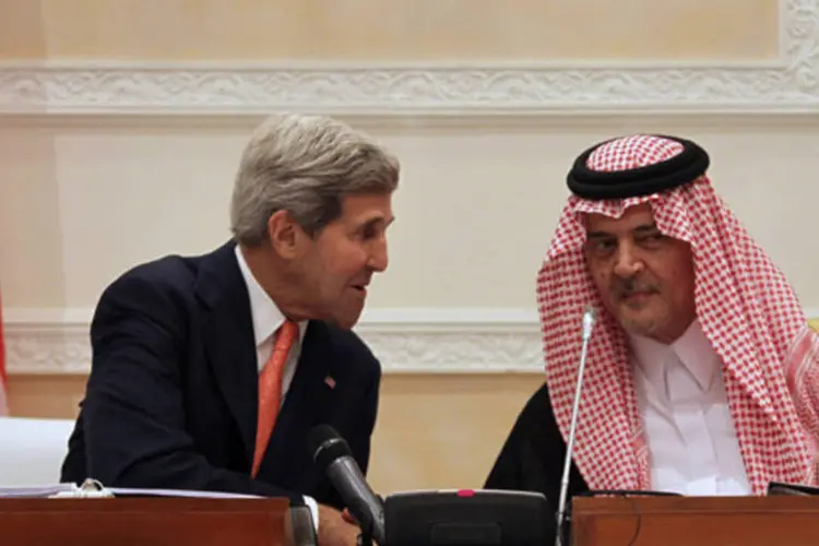 John Kerry durante coletiva de imprensa conjunta com o o chanceler saudita, príncipe Saud al-Faisal, em Riad, capital da Arábia Saudita (Faisal Al Nasser/Reuters)
