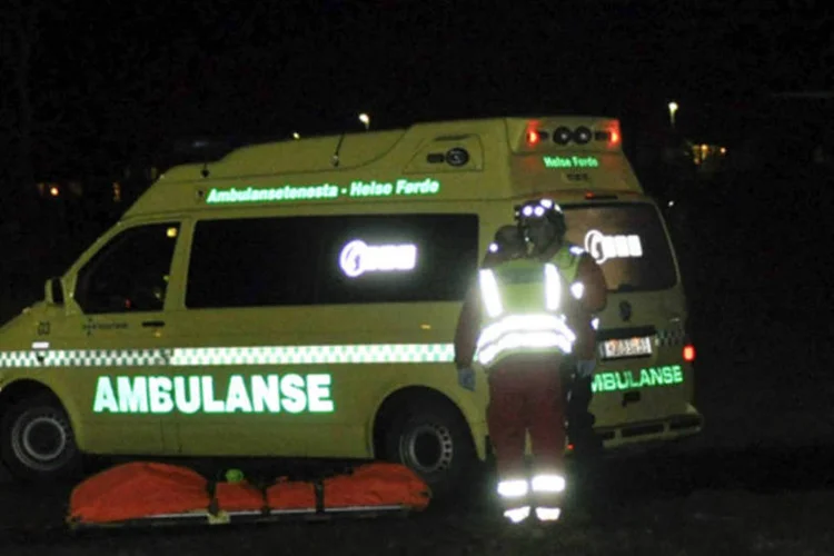 Ambulância próxima do local onde um ônibus foi sequestrado em Sogn og Fjordane, no oeste da Noruega (Egil Jorgen Lund /NTB Scanpix/Reuters)