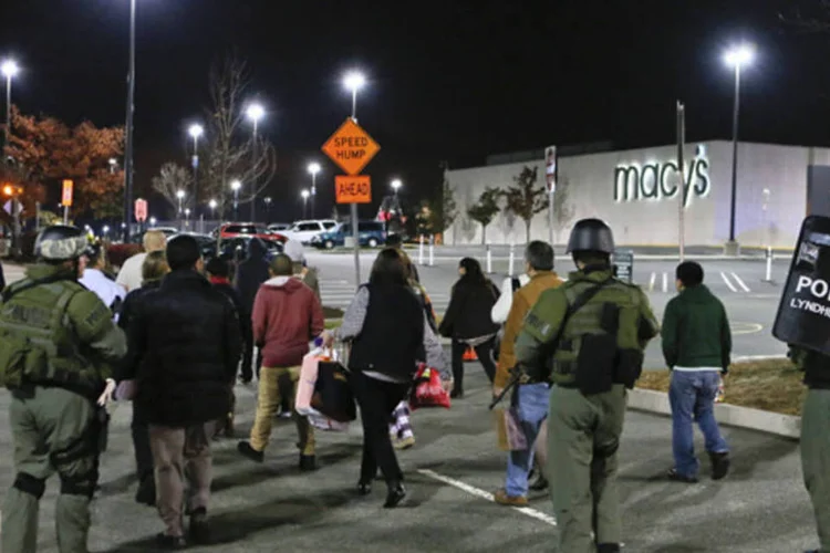 Policiais retiram pessoas de shopping: investigadores acreditam que o atirador tinha escapado da polícia (Ray Stubblebine/Reuters)