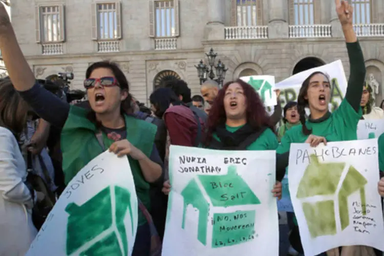 Ativistas protestam contra o despejo de moradores de um prédio em Salt, do "banco mau" espanhol Sareb, no centro de Barcelona (Albert Gea/Reuters)